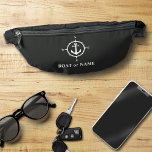 Riñoneras Su nombre o anclaje de brújula náutica con estilo<br><div class="desc">Un paquete de aviadores de viajes con temática náutica con tu nombre personalizado, nombre del barco, ubicación de vela favorita u otro texto deseado. Este elegante diseño cuenta con un ancla de barco personalizado y una brújula en blanco realzada por las bolsas de un rico color negro. Puede editar fácilmente...</div>