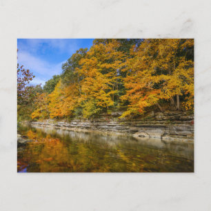 Río azul en la postal de otoño