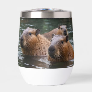 "Río Serenidad: Capybaras Nadando en el Flujo"