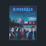 Riverdale fuera del Poster Diner del Pop<br><div class="desc">Riverdale | Archie y la banda afuera de Pop's Diner por la noche.</div>
