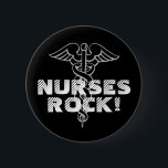 ¡Roca de las enfermeras! Botón de Pinback para los<br><div class="desc">Botón de Pinback de la roca de la enfermera con símbolo del caduceo. Texto de Personalizable y color de fondo.</div>