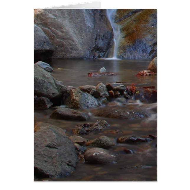 Rocas de las corrientes de las cascadas (Frente)