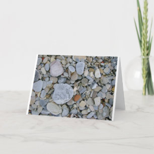Rocas en la tarjeta de felicitación de la playa