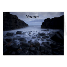 Rocas y guijarros a lo largo de la costa oceánica