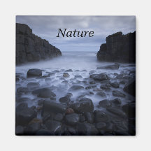 Rocas y guijarros a lo largo del imán costero del 