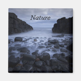 Rocas y guijarros a lo largo del imán costero del 