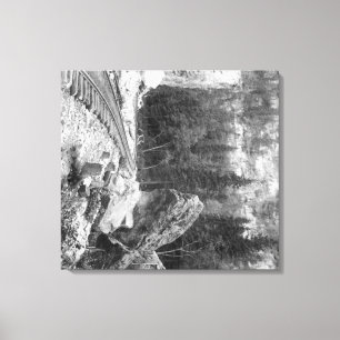 Rock de señal cerca de la vía ferroviaria