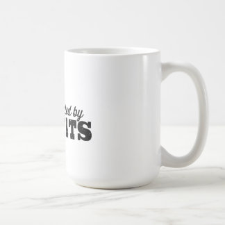 Rodeado por Asshats - tiro de taza