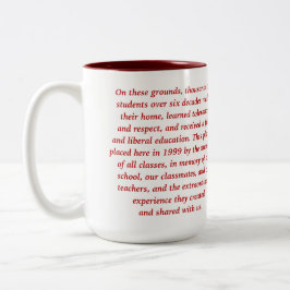 Rojo de la taza de la escuela del césped de la