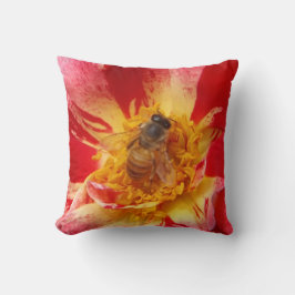 Rojo rosa y almohada de arrojo de abejas
