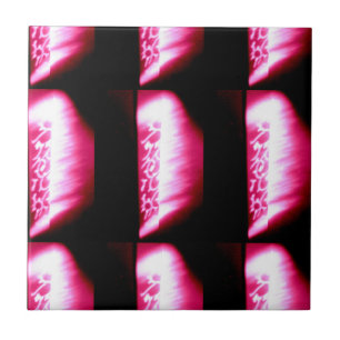 rojo sobre azulejos negros