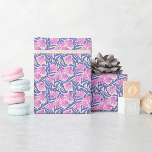 Rollo de papel de regalo con patrón floral pintado