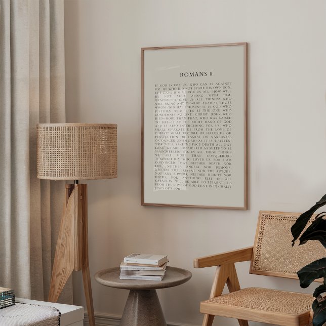 Romanos 8 Caen la Decoración de Pared Cristiana (Minimalist Christian beige wall art featuring Psalm Romans 8 in elegant black bold typography.)