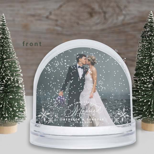Romantic Wedding Photo First Christmas Snow Globe (Subido por el creador)