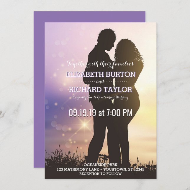 Romántica Pareja de Playa Boda Morada Invitación (Anverso / Reverso)