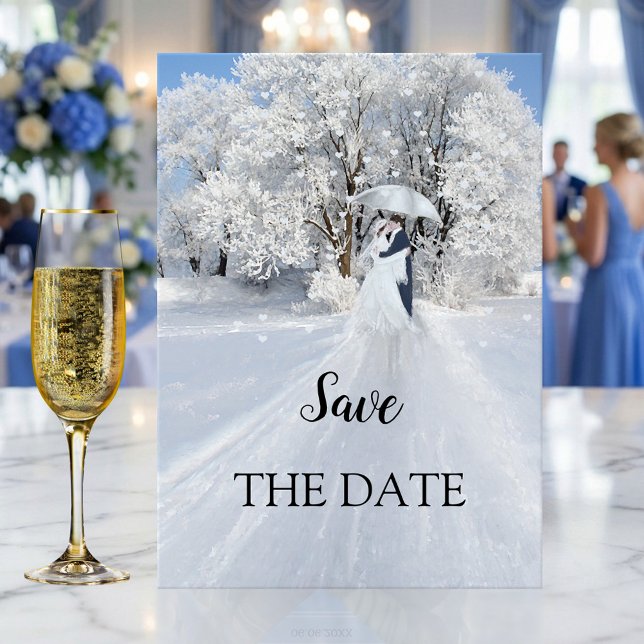 Romántico Winter Wonderland Guardar la tarjeta de  (Winter wedding Save the Date card featuring a painting of a winter wonderland scene with a couple)