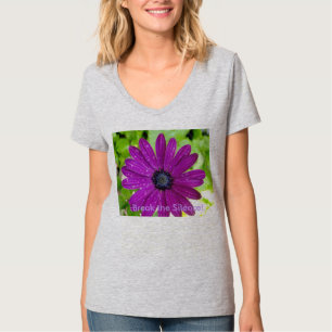 Rompa la camiseta del cuello en v del silencio