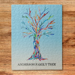 Rompecabezas de árbol familiar personalizado<br><div class="desc">Rompecabezas de árbol familiar personalizado. Este elegante rompecabezas está decorado con un diseño de árbol familiar de color arcoiris sobre un fondo oscuro azul. Personalizar con tu apellido. El árbol se hizo originalmente en mosaico usando pequeños trozos de vidrio de color. Original Mosaico © Michele Davies.</div>