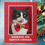 Rompecabezas de los Navidades rojos del gato de Tu<br><div class="desc">Este lindo rompecabezas de Navidades de gatos de esmoquin presenta una fotografía de un gato de esmoquin con la lengua afuera con una proa de Navidades. Debajo de la fotografía están las palabras: "Alguien se comió las galletas de Santa". Este es un gran rompecabezas para el amante del gato. Derechos...</div>