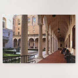 Rompecabezas en el patio de la biblioteca pública