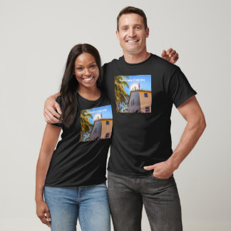 Roofers en una camiseta en el techo