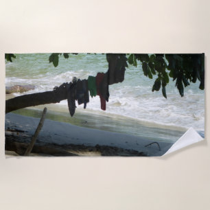 Ropa colgada de una toalla de playa arbolada