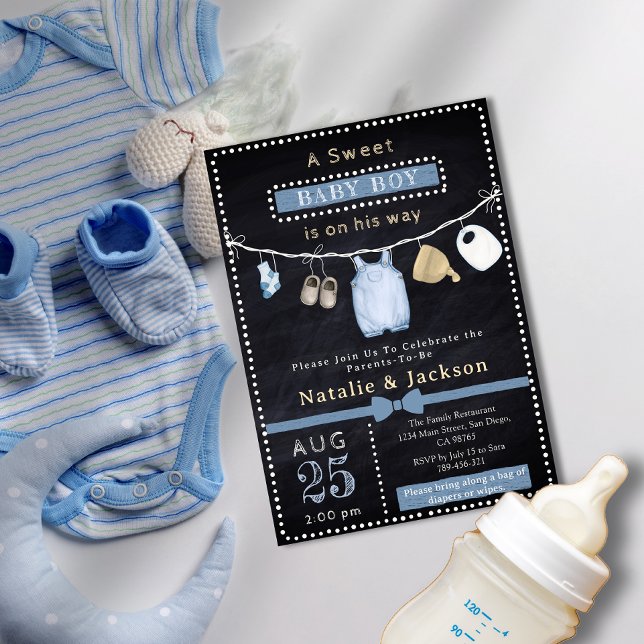 Ropa de Niño de Pizarra Invitación para Baby Showe (Chalkboard Boy Clothes Baby Shower Invitation)