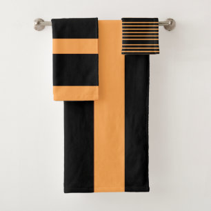 Ropa negra y Naranja en el cuarto de baño
