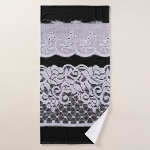 Ropa Ornamental blanca aislada sobre fondo negro