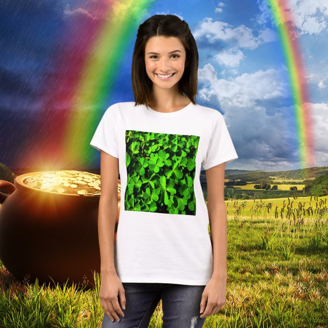 Ropas de suerte en la camiseta del Día de San Patr (Clovers of Luck on St. Patrick's Day T-Shirt)