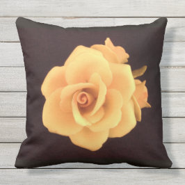 Rosa amarillo en la almohada negra