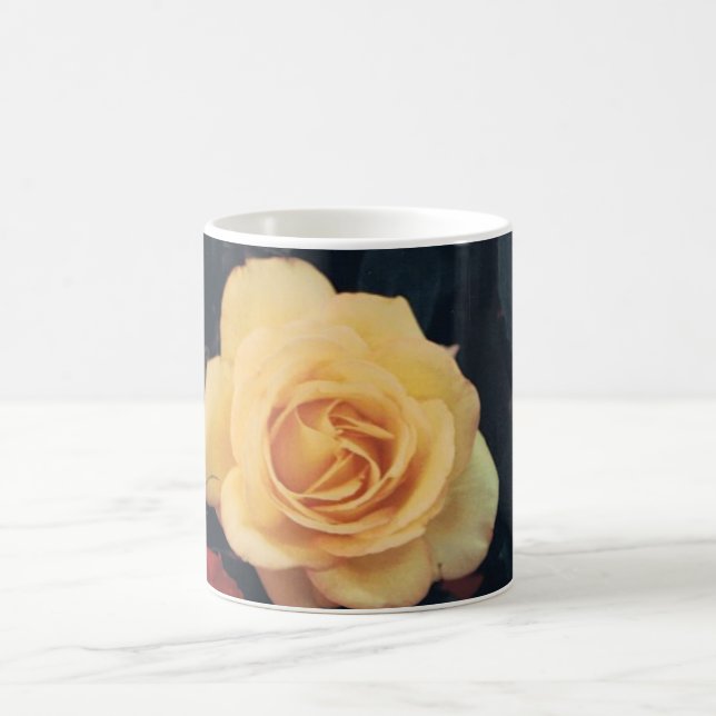 Rosa amarillo gigante en una taza (Centro)