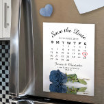 Rosa azul de acero Guardar el imán del calendario<br><div class="desc">Estas bellas tarjetas magnéticas ahorran las tarjetas de calendario de fechas es una manera maravillosa de hacer que su familia y amigos sepan de su próximo boda. El diseño muestra una foto de un rosa polvoriento de acero de color gris azul a lo largo de su costado que refleja un...</div>