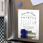 Rosa azul de la marina Guardar el imán del calenda<br><div class="desc">Estas bellas tarjetas magnéticas ahorran las tarjetas de calendario de fechas es una manera maravillosa de hacer que su familia y amigos sepan de su próximo boda. El diseño muestra una foto de un rosa de color azul marino de tallo largo que se ve reflejado en una piscina de agua...</div>