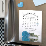 Rosa azul turquesa Guardar el imán del calendario<br><div class="desc">Estas bellas tarjetas magnéticas ahorran las tarjetas de calendario de fechas es una manera maravillosa de hacer que su familia y amigos sepan de su próximo boda. El diseño se basa en una fotografía de un rosa azul cielo de tallo largo, turquesa o azul azulado que se refleja en un...</div>