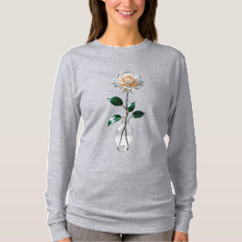 Rosa blanca en una camiseta de grano