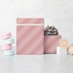 Rosa claro puntos elegante papel de ajuste<br><div class="desc">El elegante papel de rosa claro con pequeños puntos será perfecto para la ducha de novia,  la ducha de bebé,  los regalos de boda y cumpleaños o cualquier otra ocasión.</div>