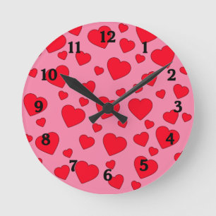 Rosa con reloj de pared del corazón rojo