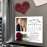Rosa de Borgoña Foto de calendario Guardar imán de<br><div class="desc">Estas bellas tarjetas magnéticas son la manera perfecta de hacer saber a tu familia y amigos que ahorran la fecha para tu próximo boda. El diseño romántico incluye un solo rosa de color burdeos, marrón o rojo vitivinícola de tallo largo, que se refleja en su lado o se refleja en...</div>