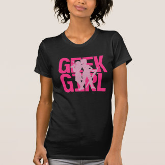Rosa del chica del friki en camiseta negra