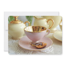 Rosa e invitación de la fiesta del té de la taza