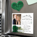 Rosa Esmeralda foto calendario Guardar el imán de<br><div class="desc">Estas bellas tarjetas magnéticas son la manera perfecta de hacer saber a tu familia y amigos que ahorran la fecha para tu próximo boda. El diseño romántico incluye un único rosa de color verde esmeralda, de tallo largo, que se encuentra en su lado reflejando o reflejado en un estanque de...</div>