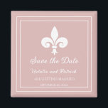Rosa polvoriento Fleur de Lis Guardar el imán de f<br><div class="desc">Elegante y simple imán Save The Date con un velo de lis sobre un fondo Rosa. Este diseño es una elección única para anunciar un boda moderno. Fácil de personalizar con los detalles de su boda. Haga clic en "Personalizar" para encontrar más opciones de personalización.</div>