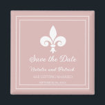 Rosa polvoriento Fleur de Lis Guardar el imán de f<br><div class="desc">Elegante y simple imán Save The Date con un velo de lis sobre un fondo Rosa. Este diseño es una elección única para anunciar un boda moderno. Fácil de personalizar con los detalles de su boda. Haga clic en "Personalizar" para encontrar más opciones de personalización.</div>