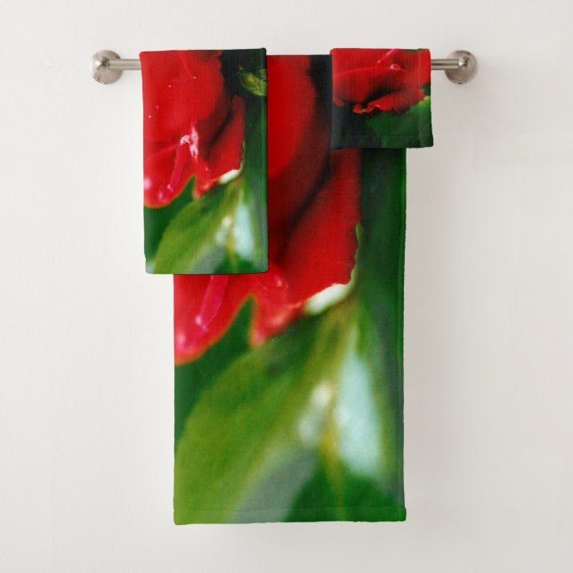 Rosa Roja de la pasión cubierta de rocío (In situ)