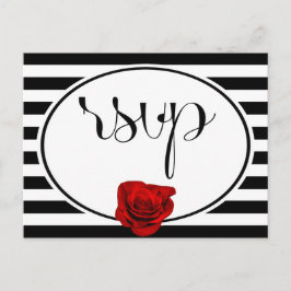 Rosa roja sobre la tarjeta RSVP de casamiento blan