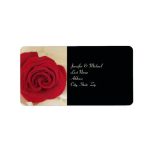 Rosa rojo elegante que casa la etiqueta del remite