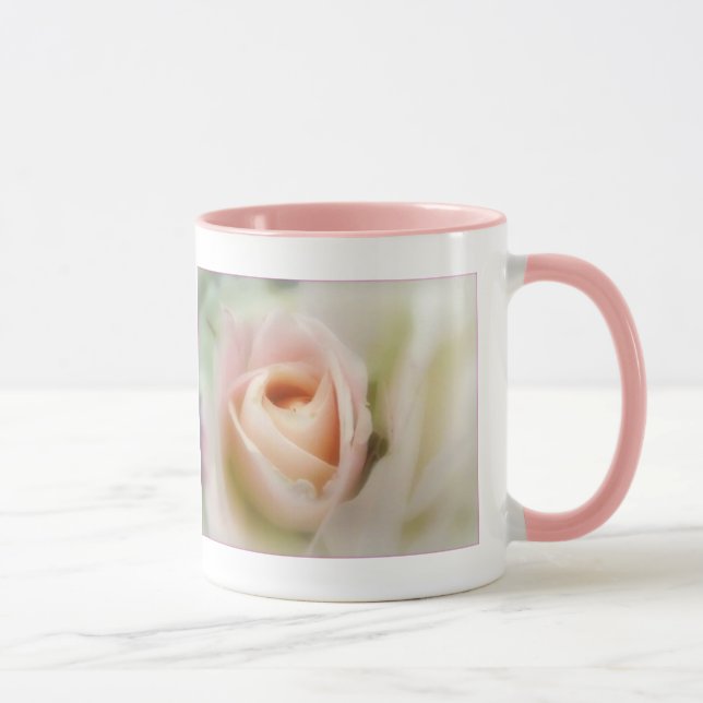 Rosa rosa suave en tazas de bebida a plena sangre (Derecha)