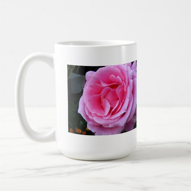 Rosa rosa suave en tazas de bebida a plena sangre (Izquierda)