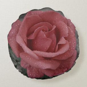 Rosa rosa y caídas de lluvia redondeadas almohada